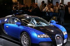 bugatti veyron and crowd