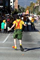 juggler rejoining his group