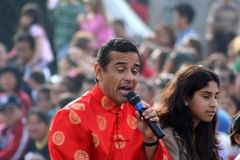 villaraigosa serenades the crowd